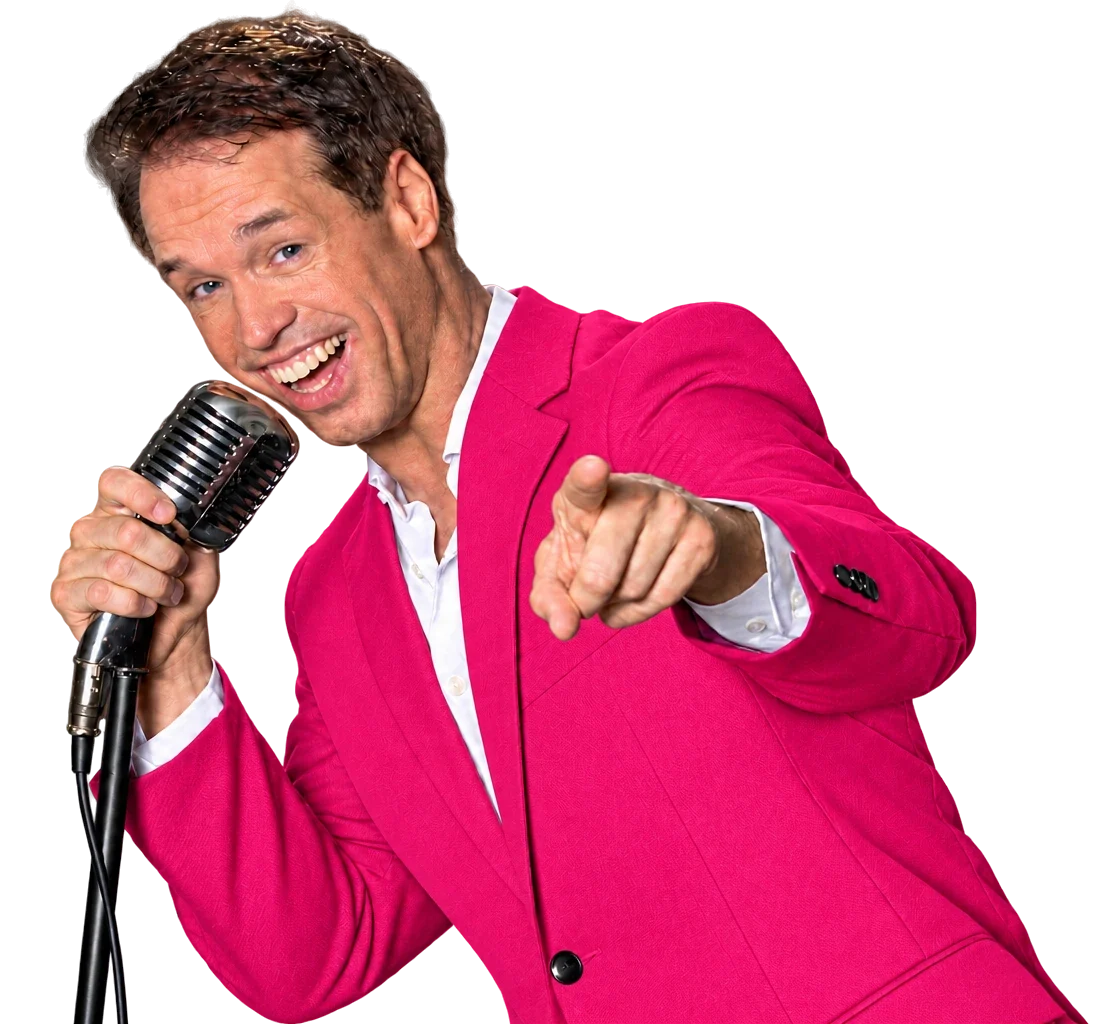 Dave van de Dam in een fuchsia pak