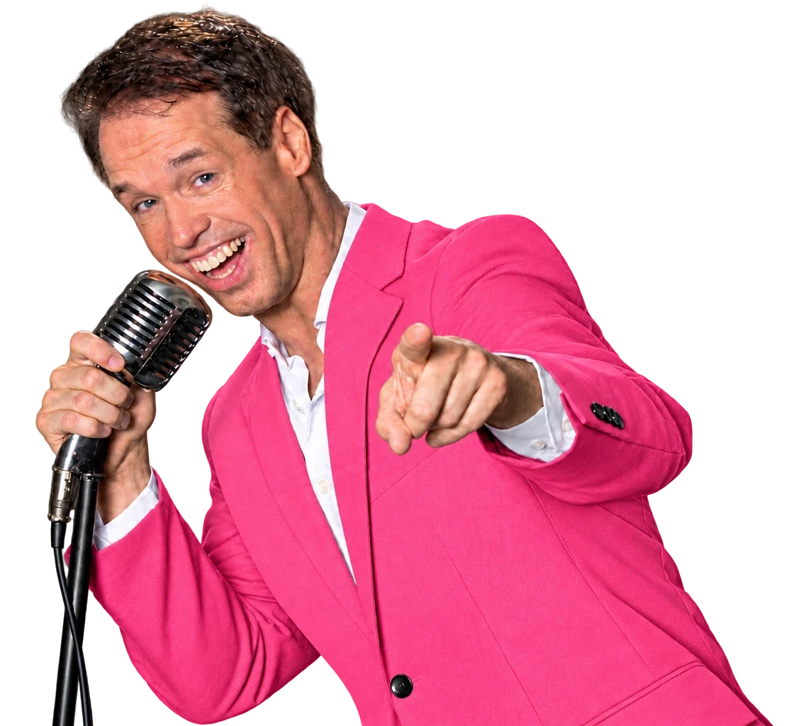 Dave van de Dam in een roze pak