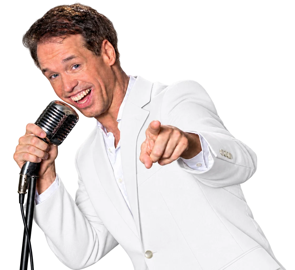 Dave van de Dam in een wit pak